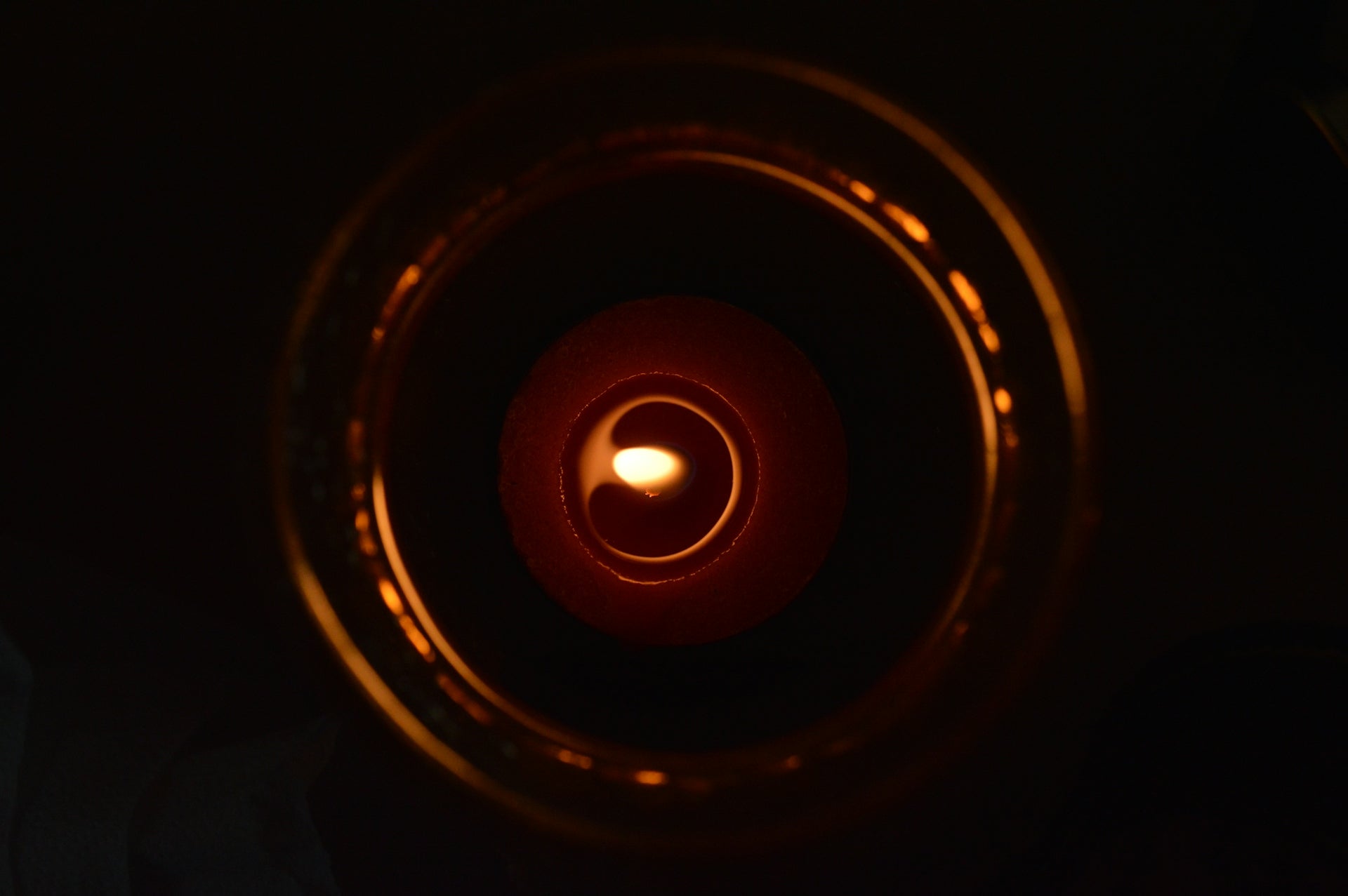 a red light is shining in the dark